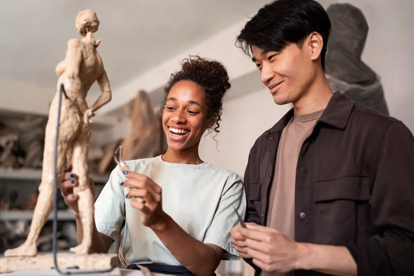 Halbnahe Aufnahme lächelnder Menschen beim Modellieren mit Ton