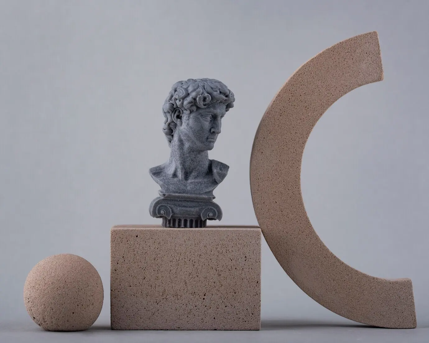 Schöne Schnitzerei einer römischen Figur