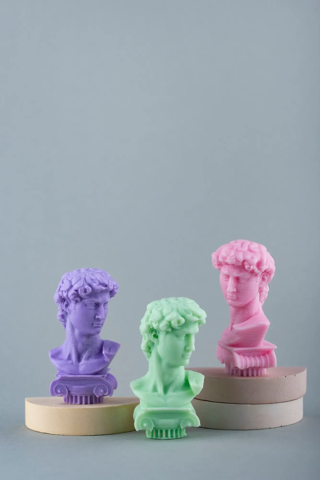 Schöne Schnitzerei einer römischen Figur