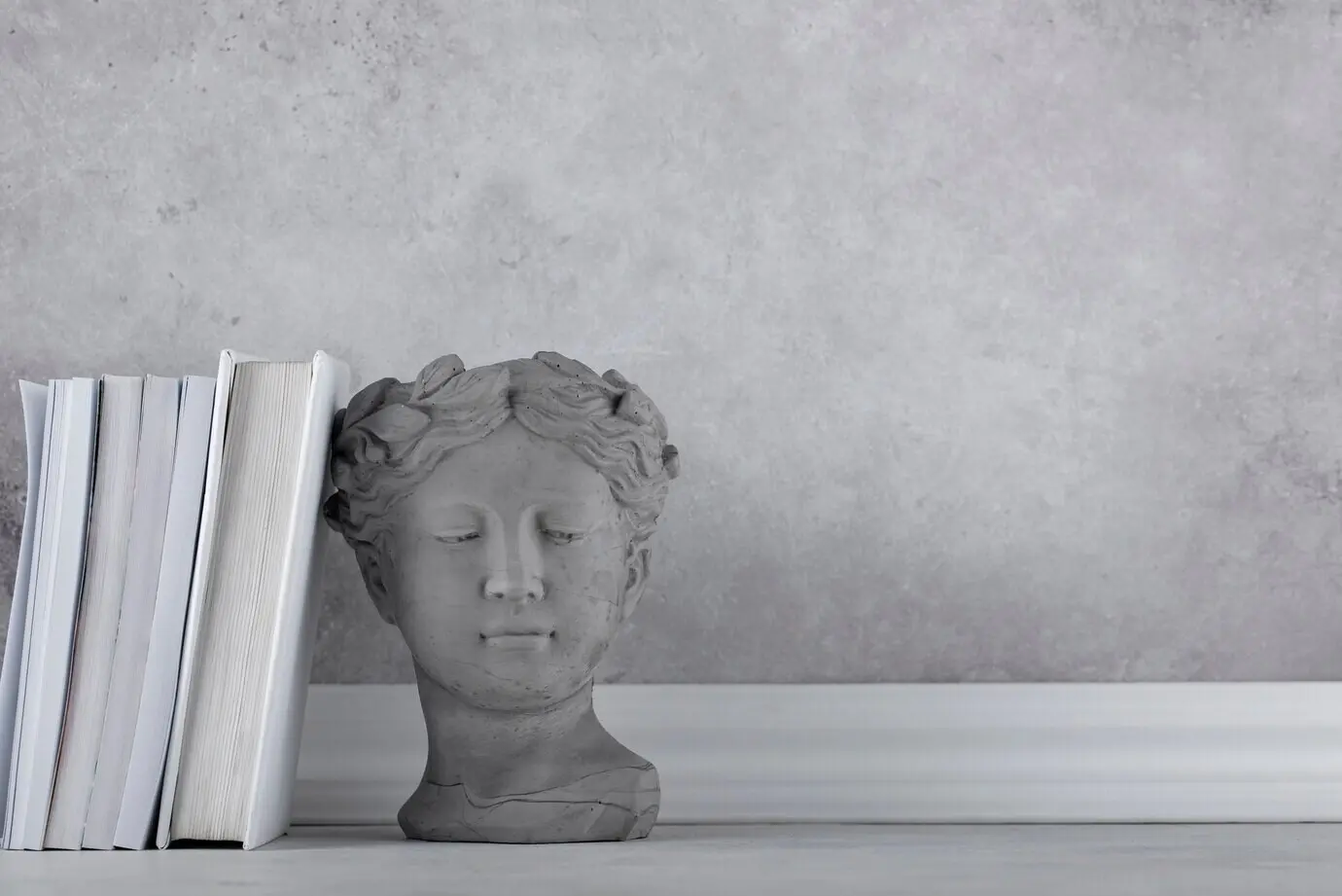 Schöne Schnitzerei einer römischen Figur